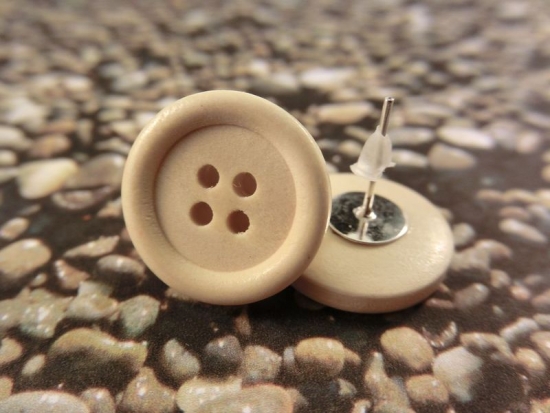 Preview: Schlichte beige Holzknopf Ohrstecker Natur Button